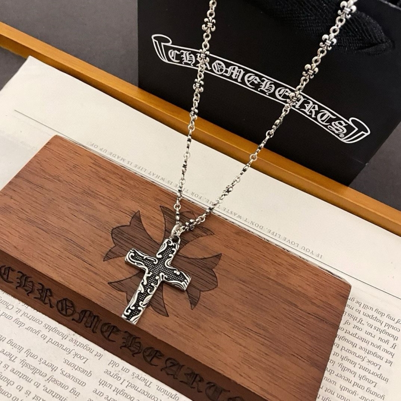 Ch*0me He**ts necklaces